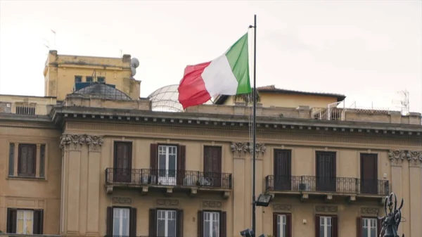 Bandiera d'Italia sullo sfondo dell'antica cattedrale. Azioni. bandiera italiana nel vento si sviluppa — Foto Stock