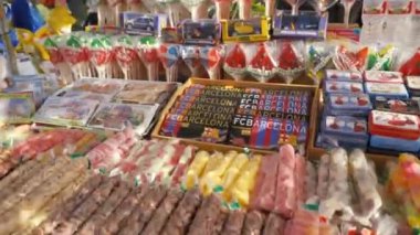 İspanya, Barcelona - Nisan, 2018: Show-pencere tatlılar ve zeytinyağında Boqueria market. Hisse senedi. Tatlılar ve Hatıra Eşyası ile alışveriş