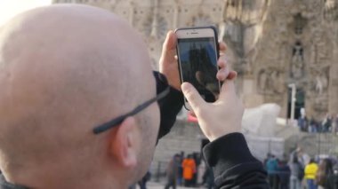 Tarihi binadaki adam turist fotoğrafları. Hisse senedi. Telefonda turistik tatil fotoğrafları