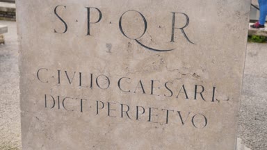 Roma yazma ve bas-reliefs İmparatorluk dönemi Arkeoloji İtalya. Hisse senedi. SPQR yazıt duvardaki