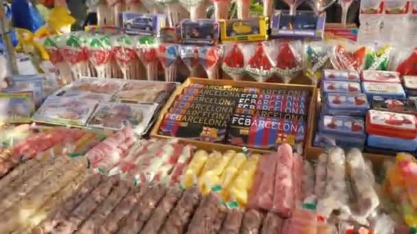 ESPAÑA, BARCELONA - Abril, 2018: Escaparate con dulces y aceite de oliva en el mercado de la Boquería. Acciones. Tienda con dulces y souvenirs — Vídeo de stock
