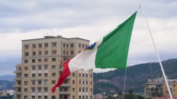 Vlag van Italië tegen de achtergrond van de oude kathedraal. Voorraad. Italiaanse vlag in de wind ontwikkelt — Stockvideo