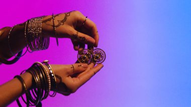 Hintli kadın küpe el ile. Hisse senedi. Kadın bir adam onu takı hediye dostluk belirtisi olarak verir.