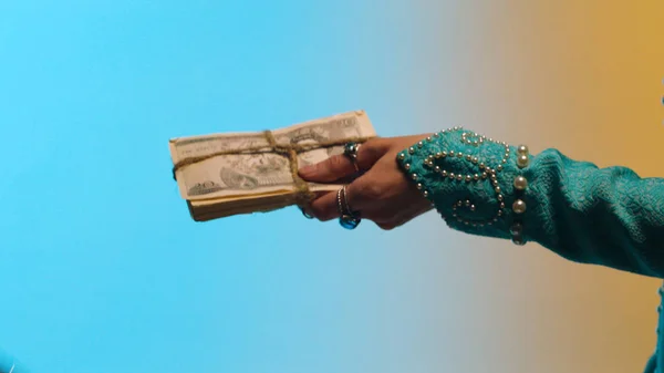 Femme donne de l'argent pour les marchandises de main en main. Des actions. Le concept de trading dans le passé — Photo