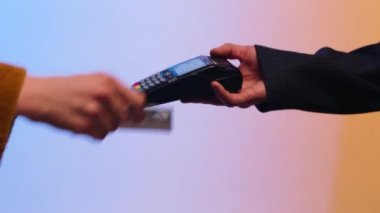 Müşterinin kredi kartıyla ödeme kapatın. Hisse senedi. Renkli bir arka plan üzerinde banka havalesi ile alışveriş için ödeme