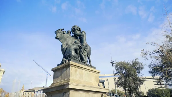 Denkmal für eine Kuh in Europa. Aktien. Denkmal für die Landwirtschaft in Europa — Stockfoto