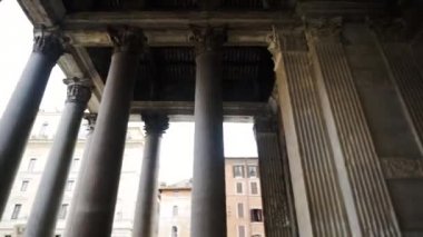 Bina birçok sütun. Hisse senedi. Eski bina sütunlarla. Avrupa'nın tatil turist