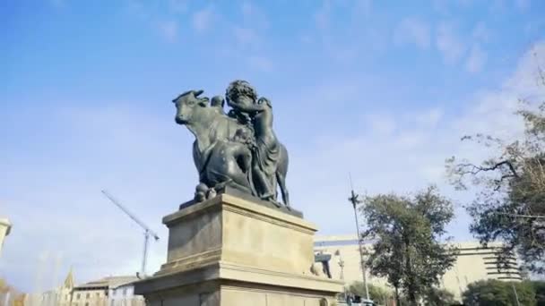 Monument to a cow in Europe. Stock. Monument to agriculture in Europe — Stock Video