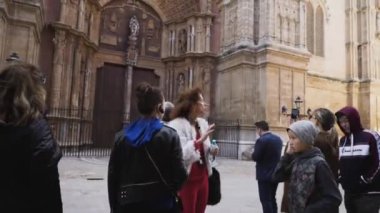 Barcelona, İspanya - Mayıs, 2018: Gotik Katolik katedral cephe Steeples. Hisse senedi. Barselona Katedrali, Ghotic Mahallesi, İspanya bir güzel yaz günü, İspanya'da.