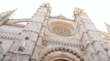 Barcelona, İspanya - Mayıs, 2018: Gotik Katolik katedral cephe Steeples. Hisse senedi. Barselona Katedrali, Ghotic Mahallesi, İspanya bir güzel yaz günü, İspanya'da.