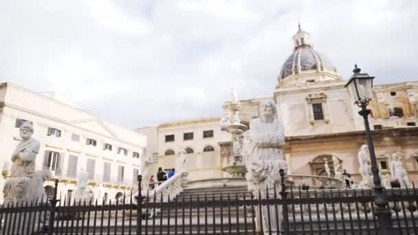 Palermo, Itálie - duben, 2018: Pamětihodnosti v Palermu Itálie. V UK. Piazza Pretoria je jedním z centrální náměstí Palermo, Sicílie, Itálie — Stock video