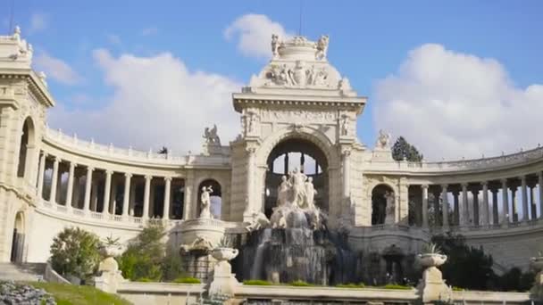 MARSEILLE, FRANCIA - 20 DE JUL DE 2015: Palacio Longchamp con una fuente en cascada. Acciones. Palacio Longchamp en Marsella . — Vídeo de stock