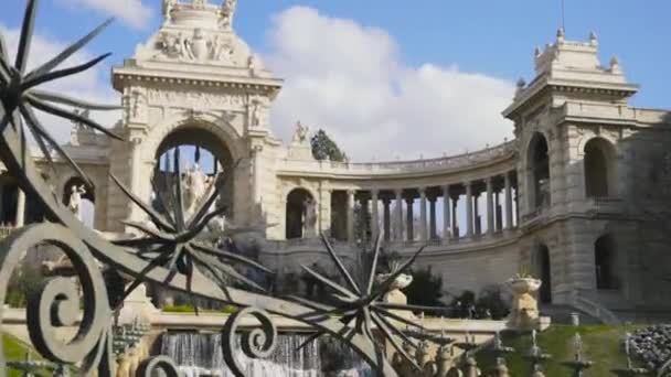 Marseille, Frankrike - 20 Jul 2015: Longchamp Palace med cascading fontän. Lager. Longchamp Palace i Marseille. — Stockvideo