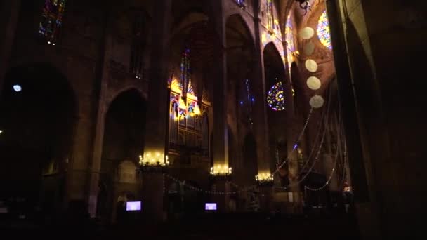 バルセロナ, スペイン - 2018 年 4 月日: 神聖な聖堂の内部はクロスし、聖エウラリア。在庫があります。バルセロナの大聖堂の内部 — ストック動画