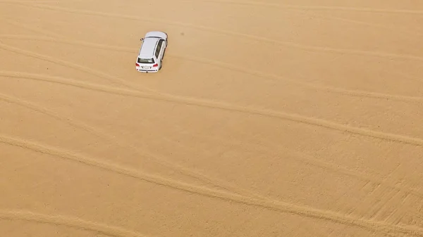 Автомобиль 4х4 съезжает с дороги. На складе. Песочная дюна вездеход. Воздушный — стоковое фото
