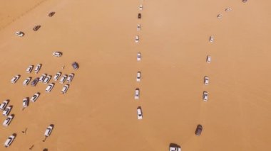 SUV'lar çölde. Hisse senedi. Cip çölde, pembe Rock çöl, Sharjah, Dubai, Birleşik Arap Emirlikleri turistler için geleneksel eğlence sürüş
