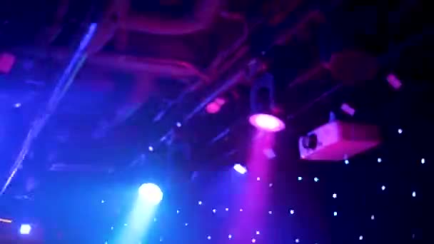 Volná scéna s pestrobarevným osvětlovací zařízení. V UK. Multi-barevných reflektorů na jevišti — Stock video