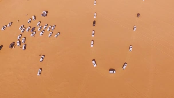 Terepjárók a sivatagban. Stock. Vezetés a terepjárókat a lakatlan, hagyományos szórakoztató turistákat rózsaszín kősivatag, Sharjah, Dubai, Egyesült Arab Emírségek — Stock videók