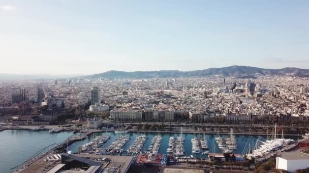 Vue aérienne de bateaux étonnants au coucher du soleil. Des actions. Vue de dessus du drone du port avec yacht, bateau à moteur et voilier. Beau port — Video