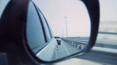 Yan dikiz aynası modern bir araba. Hisse senedi. Arabamın penceresinden aynaya görüntüleyin. Araba ile seyahat kavramı