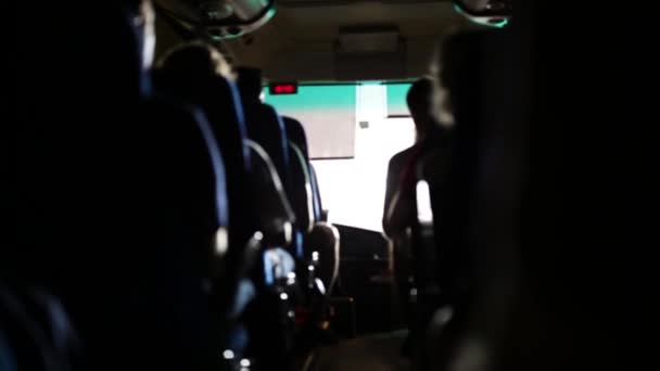 Toeristen op de bus gaan op een tour. Voorraad. Vervoer, toerisme, road trip en mensen concept - groep tevreden passagiers of toeristen in reizen bus — Stockvideo