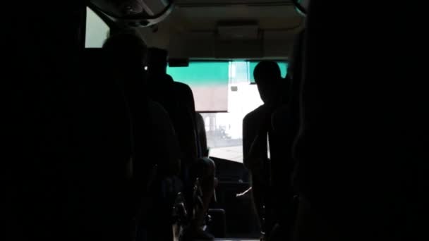 Turistas no ônibus vão em um passeio. Estoque. Transporte, turismo, viagem rodoviária e conceito de pessoas - grupo de passageiros felizes ou turistas em ônibus de viagem — Vídeo de Stock