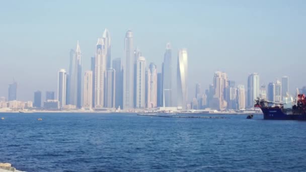 Vista del buque de carga en Dubai. Acciones. Petrolero en las aguas cerca de Dubai. Concepto de transporte marítimo — Vídeos de Stock