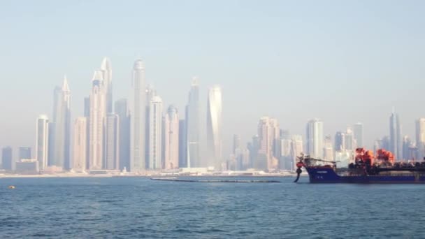 Вид грузового судна в Дубае. На складе. Танкер в водах близ Дубая. Концепция морского транспорта — стоковое видео