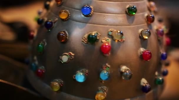 Σουβενίρ με πολύχρωμα πετράδια. Απόθεμα. Ακριβά κομψά αναμνηστικά από την Ασία — Αρχείο Βίντεο