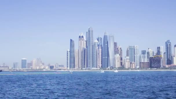 Canal de agua de Dubai, Dubai, Emiratos Árabes Unidos. Acciones. Vista de los rascacielos en Dubai desde el agua — Vídeos de Stock