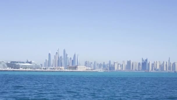 迪拜水运河, 迪拜, 阿拉伯联合酋长国。股票。从水中看迪拜的摩天大楼 — 图库视频影像