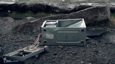 Adam bir bilgisayar balyozla tatili. Bir adam sokakta bir bilgisayar yok eder. Teknoloji tehlikeleri kavramı