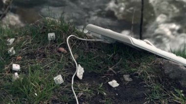 Kırık bilgisayar klavye. Doğada kırık bilgisayar klavye. Dünya üzerindeki olumsuz etkisi teknolojisi kavramı