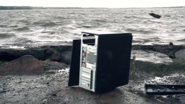 Man breekt een computer met een moker. Een man vernietigt een computer op de straat. Het concept van de gevaren van technologie — Stockvideo