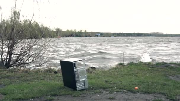 Computadora en naturaleza. La computadora cae del viento en la naturaleza. El concepto de la importancia de la naturaleza en el mundo tecnológico — Vídeos de Stock