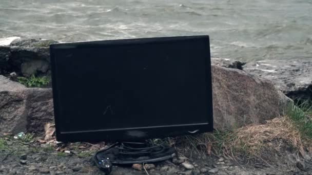 Rozbíjení monitoru s perlík. Zničení monitoru s kladivem. Koncept ničení technologií — Stock video