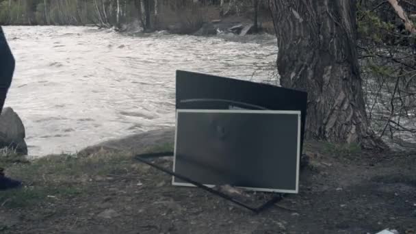 Rozbíjení monitoru s perlík. Zničení monitoru s kladivem. Koncept ničení technologií — Stock video