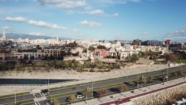 Blick von oben auf die Straße in der Stadt am Meer. Aktien. Schöne Aussicht auf die Straße an einem sonnigen Sommertag — Stockvideo