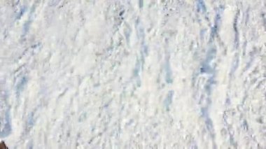 Kum plaj. Hisse senedi. Mavi dalgalar kıyıya haddeleme ile güzel bir kumsalı üstten görünüm. Deniz arka plan