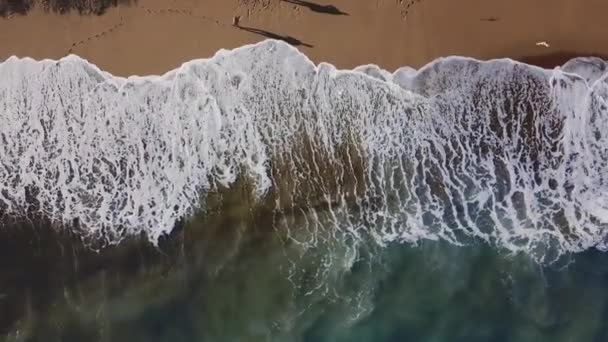 Plage de sable. Des actions. Vue de dessus d'une belle plage de sable avec les vagues bleues se déversant dans le rivage. Fond marin 