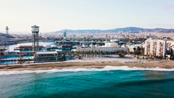 海沿いの近代都市のトップビュー。株だ。晴れた日のビーチの美しい街 — ストック動画