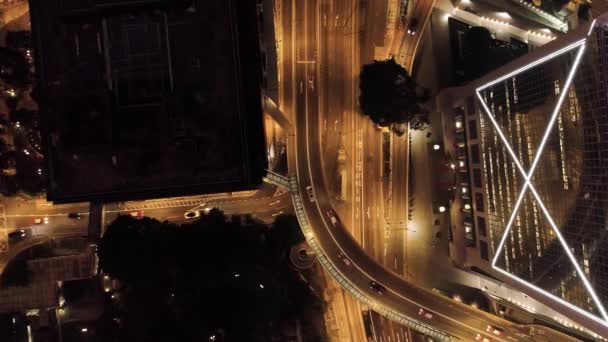 Widok z góry wymiany miasta w nocy. Magazynie. Ważne infrastruktury w mieście. Widok z góry ruchu w nocy — Wideo stockowe