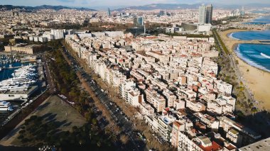 Modern Deniz Kenti 'nin en iyi manzarası. Hisse. Güneşli bir günde Sahildeki Güzel Şehir