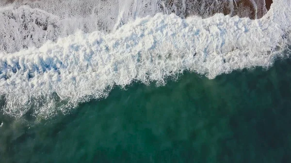 Zandstrand. Voorraad. Bovenaanzicht van een prachtig zandstrand met de blauwe golven rollen in de oever. Achtergrond van de zee — Stockfoto