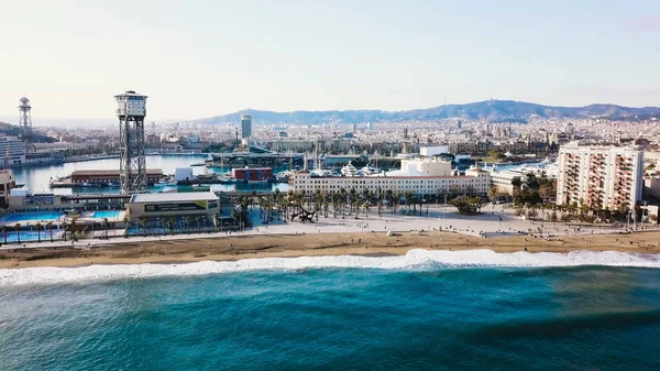 Vista dall'alto della città moderna sul mare. Azioni. Bella città sulla spiaggia in una giornata di sole — Foto Stock