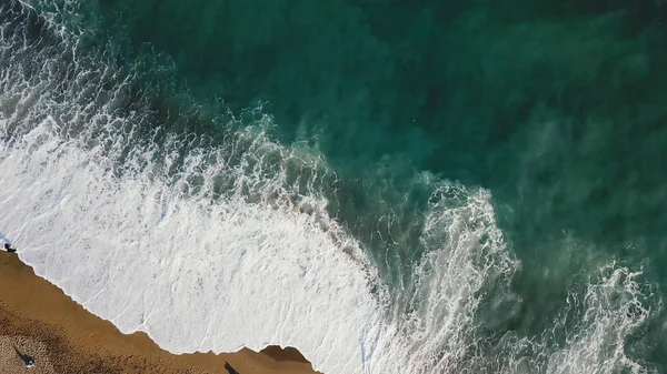 Zandstrand. Voorraad. Bovenaanzicht van een prachtig zandstrand met de blauwe golven rollen in de oever. Achtergrond van de zee — Stockfoto