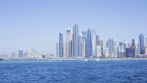 Canal de agua de Dubai, Dubai, Emiratos Árabes Unidos. Acciones. Vista de los rascacielos en Dubai desde el agua —  Fotos de Stock