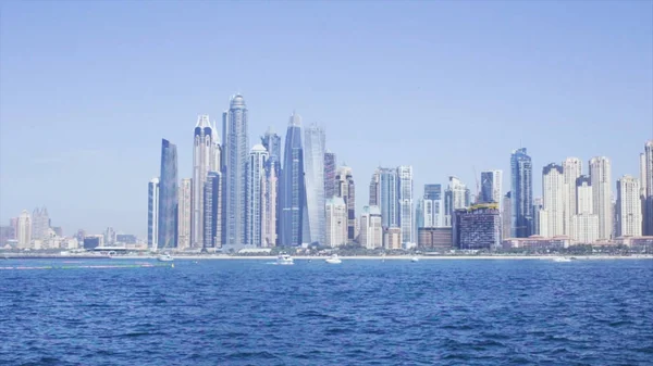Canal de agua de Dubai, Dubai, Emiratos Árabes Unidos. Acciones. Vista de los rascacielos en Dubai desde el agua —  Fotos de Stock