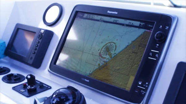 Uitzicht op een echo sounder aan boord van een marine schip. Voorraad. ECHO klinkende is een soort sonar gebruikt om te bepalen van de diepte van het water door verzenden geluid pulsen in water — Stockfoto