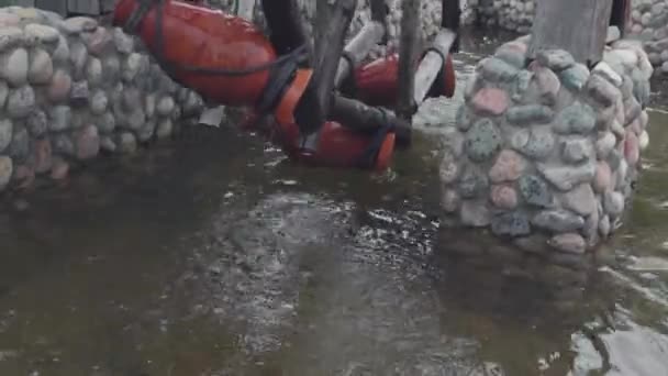 Antiguo molino de agua casero. Acciones. Un viejo molino en el pueblo para el trabajo de granja. Concepto de desarrollo — Vídeos de Stock